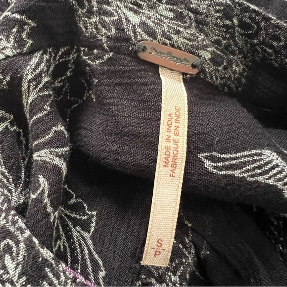 Free People Metallic Blooms Peacock
Oversized Blouse Size Small - Picture 8 of 9